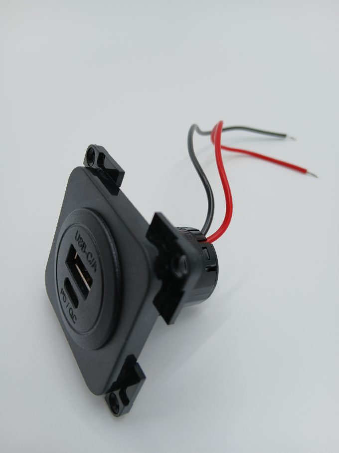 Adaptador USB-C/A 12–24 V con convertidor de voltaje integrado, carga rápida PD y QC, doble puerto y hasta 30 W por salida.