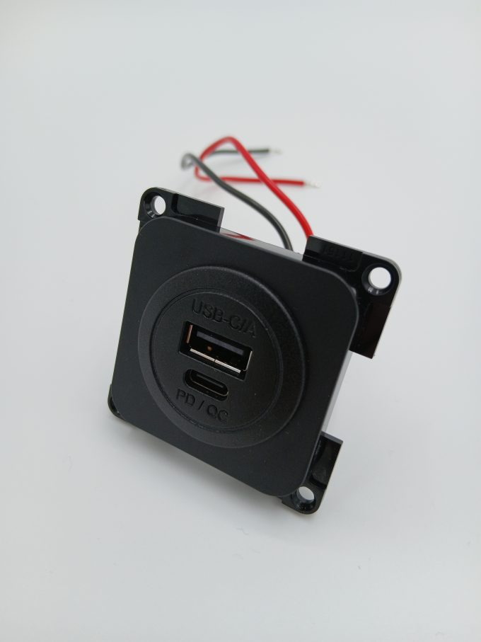Adaptador USB-C/A 12–24 V con convertidor de voltaje integrado y doble puerto con tecnología de carga rápida PD y QC
